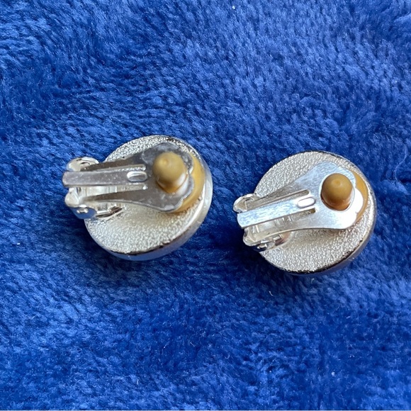 Vintage white button dome clip on earrings .5” diameter silver tone with white - Picture 2 of 4